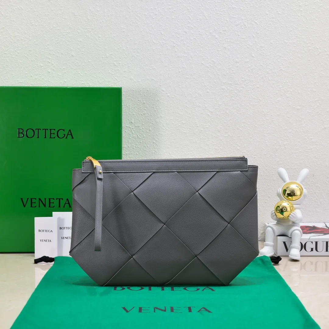 B's new lightweight shape-changing design handbag, suitable for both men and women, suitable for daily use, from small woven to large woven, simple and easy to wear, the leather has the best feel, a worth buying item, size 35*19*1cm [6689#]